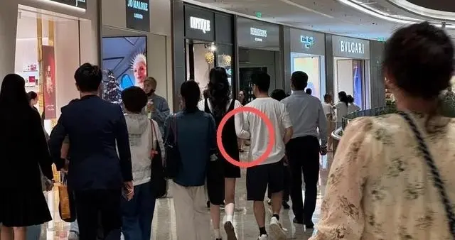 奚梦瑶疑怀三胎！小腹隆起拎40万爱马仕，四太同行排场十足