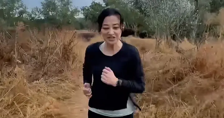 梅婷带老公野外晨跑，穿件单衣抱大树疗愈，50岁素颜显老有双下巴