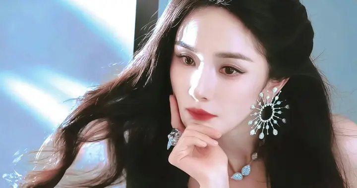 杨幂去年VC，好美的造型