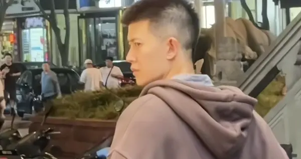 任嘉伦拍戏被偶遇，网友夸其很帅超绝头骨超绝下颌线，羡慕网友了