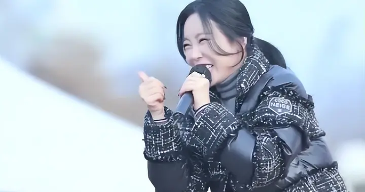 洪真英私服造型翻车？内衣外露反成热搜，真实身材太戳网友