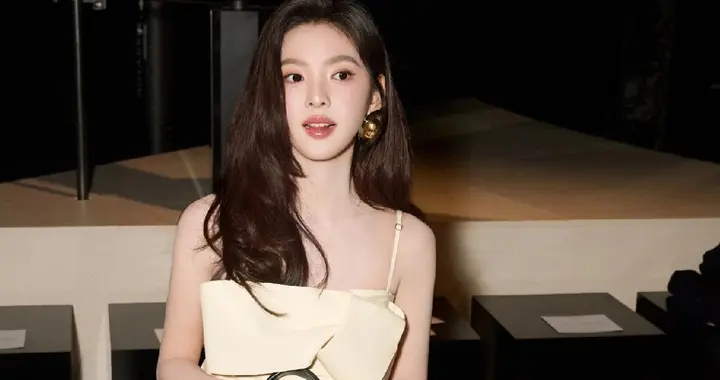 章若楠亮相巴黎时装周，身穿黄色连衣裙，娇俏可爱