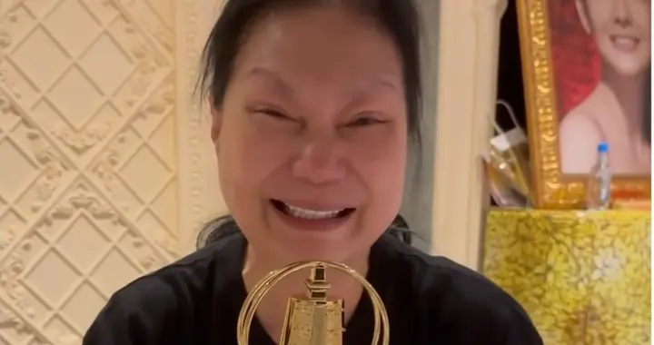 S妈最新亮相头发稀疏、瘦弱枯槁，大S的照片在身后形成鲜明对比