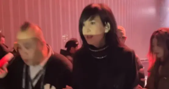 香港“玉女掌门人”演唱会神情呆滞，需人搀扶，被指健康疑亮红灯