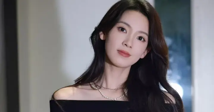 陈瑶的气质真是出挑！穿一字肩上衣+半身裙，简约又高级！