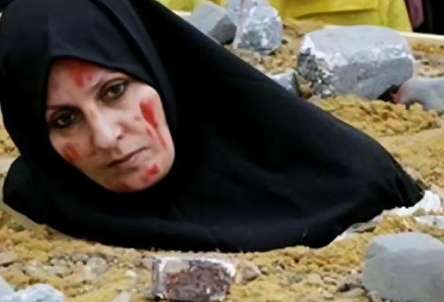 伊朗的“石刑”到底有多残忍？女性被男人乱石投掷痛苦而死