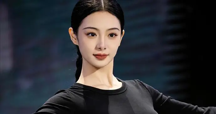 王楚然穿黑色上衣搭配米色阔腿裤跳舞真的很带劲。