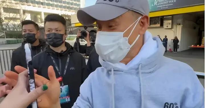 突发!香港知名天王身体疑出问题？双掌发黄，被指可能肝功能受损