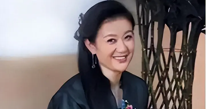 成央视红人后，她和工人离婚再嫁香港富豪，如今定居美国安享晚年