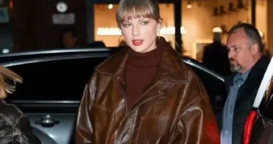 霉霉不愧是国际巨星，秋冬带火一种穿搭叫皮夹克和迷你裙，真养眼