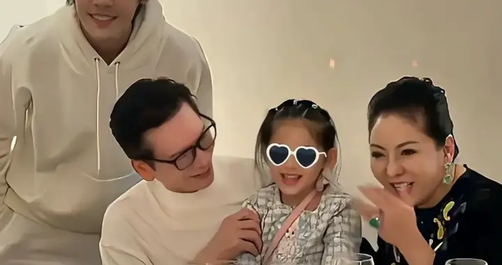 向华强专程飞台北抱孙女！亲家镜头下他状态佳，比郭爸显年轻