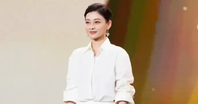 梅婷穿出了70后想要的高级感！白色衬衣+蕾丝半身裙 简约又显气质