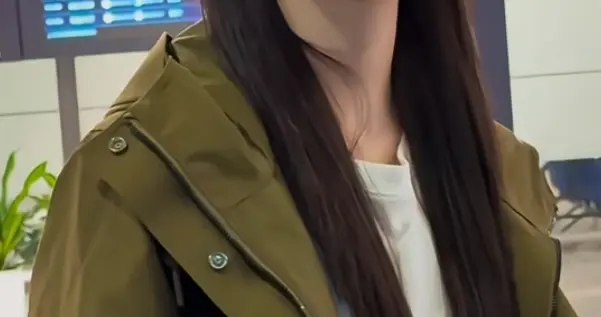 李沁上海机场私服太飒，军绿色风衣搭牛仔裤低调穿搭难掩清冷气质