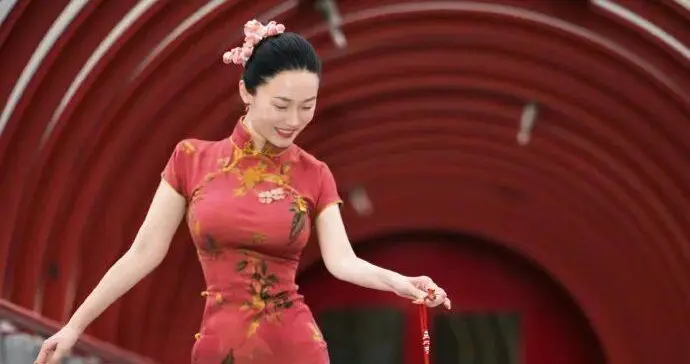 杜江连发三个“唯一”霍思燕穿旗袍牵中国西施犬参加国际犬赛夺冠