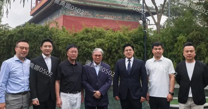 霍震霆父子三人现身北京时间博物馆，没见到郭晶晶被霍启山圈粉了