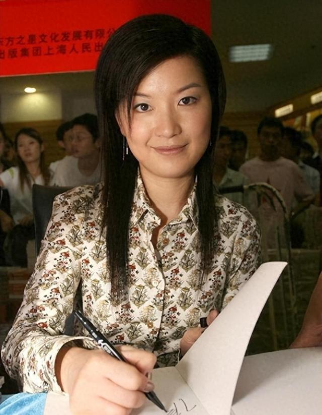 她曾是东方卫视一姐，嫁给海归老公生下龙凤胎如今46岁却跌下神坛
