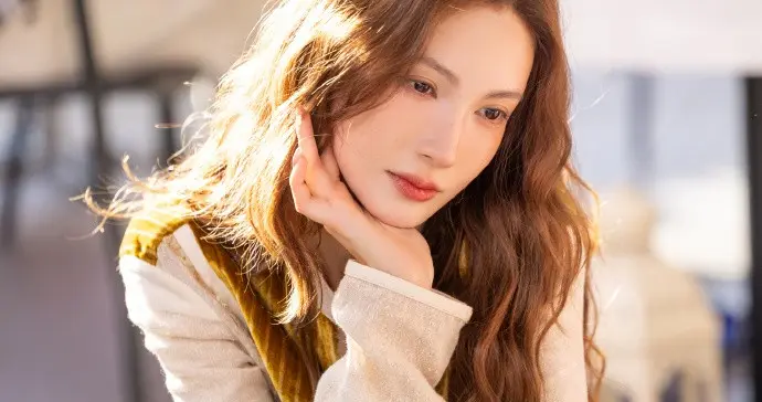 金晨今日份营业美照，灵动气质真有魅力