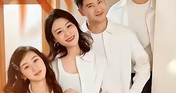 田亮，连续九年晒新年全家福，今年全家福森碟真是女大十八变啊！