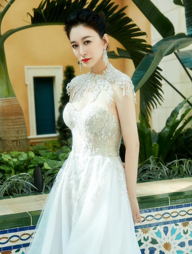 李小冉的胸、刘敏涛的背、许晴的腿，中年女星性感起来简直迷死人