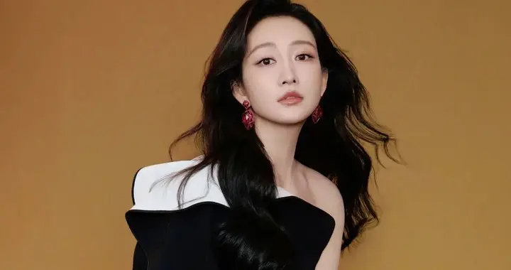 王鸥穿着渔网就来了，这也太好看了。