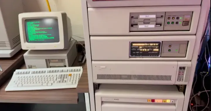 任務管理器之父忍不了SD卡！給40年老主機裝上90公斤古董硬盤