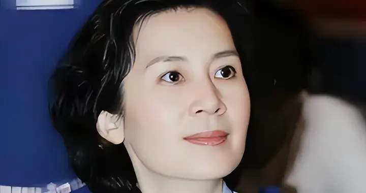 她是著名国家一级演员，享“正军级”待遇，却曾被丈夫嫌弃演戏
