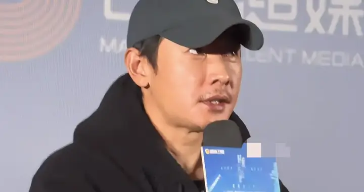 罗晋在父亲离世后首露面，和同事宣传新剧，胡子拉碴看着憔悴不已