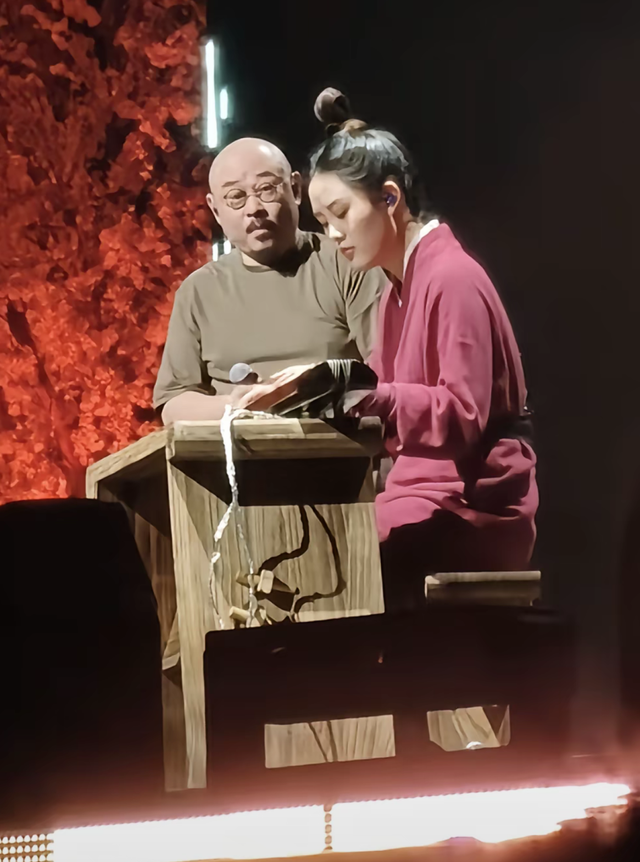 刀郎对音乐有多投入：看乐手弹琴，几乎忘了台上的演唱会