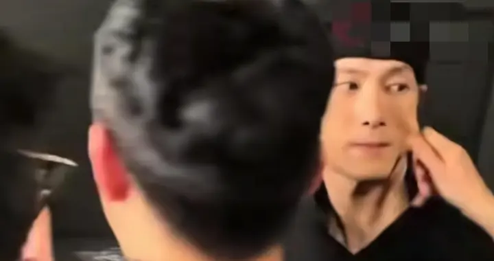 王嘉尔泰国活动被女子捏脸，女子自曝是王嘉尔女友，已恋爱3年