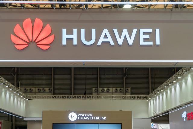 华为入驻小镇：繁荣与房租压力的双重奏