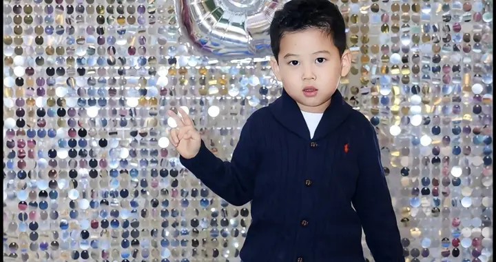 李小萌晒小儿子庆生照，一家四口很温馨，老大胖乎老二像爸爸王雷