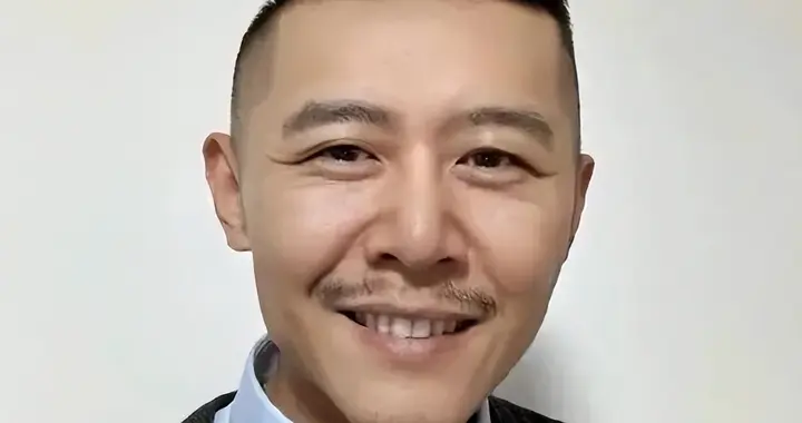 大冰回应“黄金左脸”热梗，称年轻时被打聋右耳，习惯用左耳