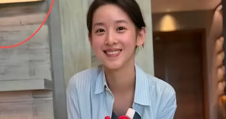 章泽天晒32岁素颜庆生照，绿色生日蛋糕贴金箔，伦敦豪宅内景曝光