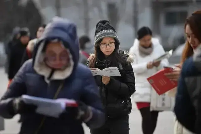 公务员编制与招聘的未来走向，80后或成最后一批体制内退休人员！