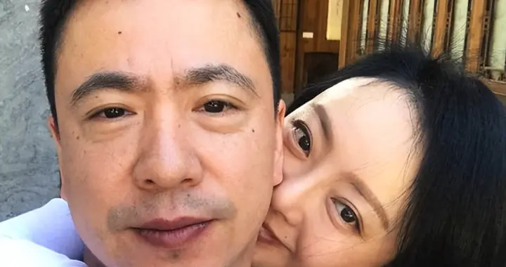 王中磊现状被曝：6亿欠债，搬进小院稀拉显破败，妻子带货还账