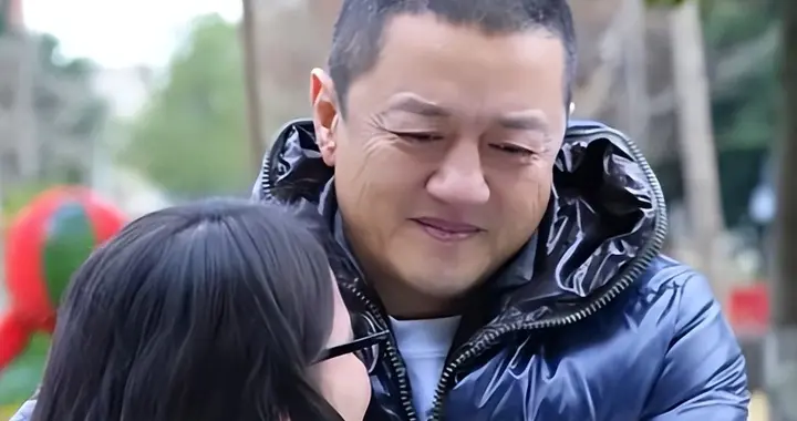 李亚鹏救助17年的女孩，执意转来10000元积蓄：李叔，你也不容易