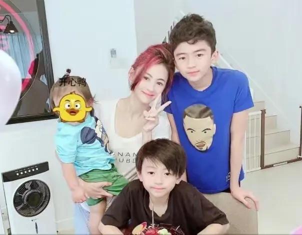 张柏芝|张柏芝疑比李靓蕾会当妈：允许谢霆锋随时看孩子，吃喝玩乐还带娃