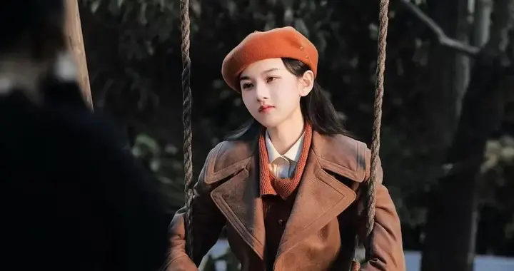 宋祖儿真是穿搭高手！棕色大衣+格纹裙+贝雷帽，文艺复古又高级！