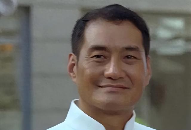 65岁港星定居内地小县城，新房比香港住宅豪华，年近70岁状态咋样