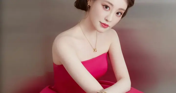 祝绪丹抹胸红裙，勾勒绝色身材