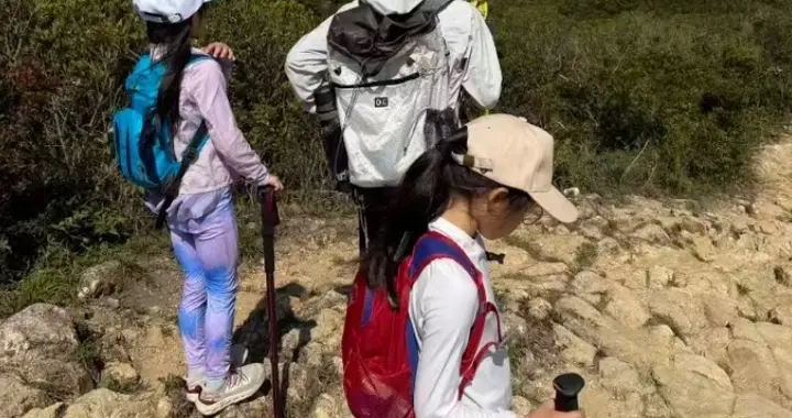 郭晶晶霍启刚周末带娃爬山，三个孩子长大不少，辣妈素颜美得真实