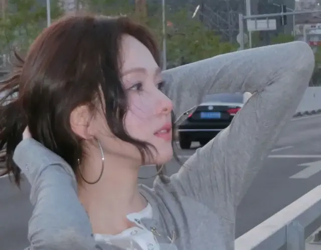 陈都灵灰色针织衫