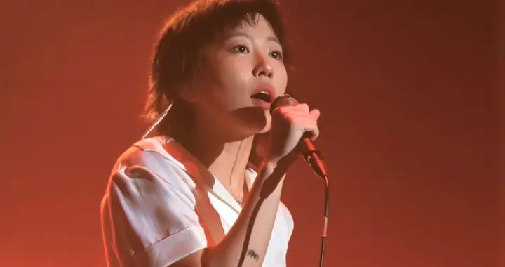 窦靖童香港演唱会，谢霆锋容祖儿送花篮，陈奕迅一家现身支持