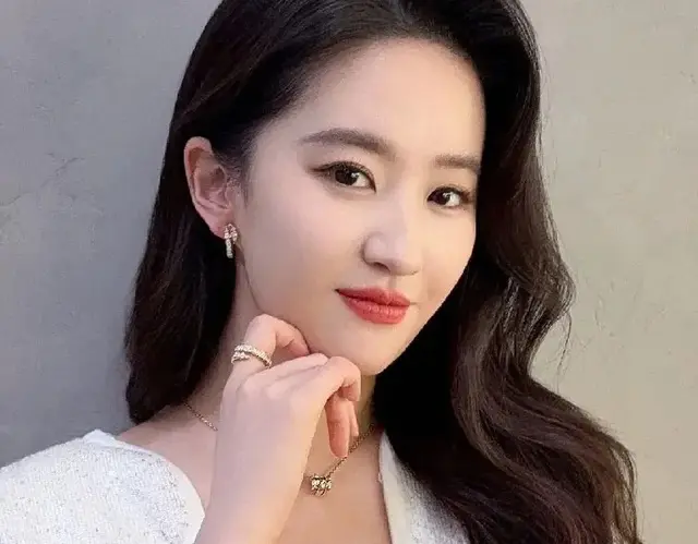 炸锅！台星集体转发，网友:赚钱都在，表态不能退，刘亦菲长脸了