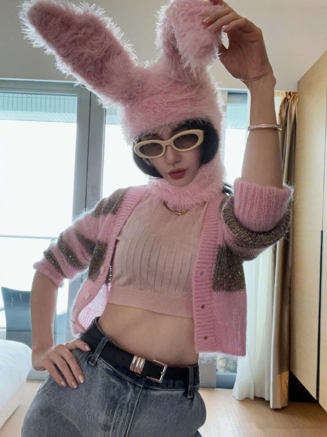 Angelababy|baby辟谣与黄晓明旧情复燃后晒开工美照，性感马甲线惹人羡