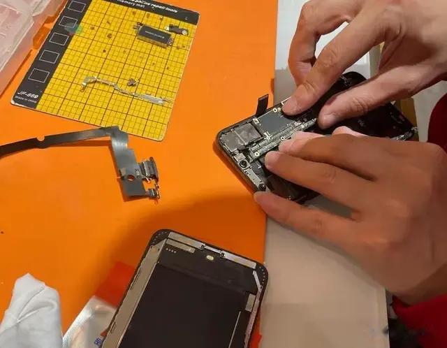 技术与人文：一次手机维修的双重体验