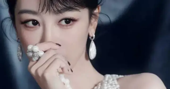 是金子总会发光？杨紫穿一袭无袖“珍珠拼接裙”优雅少女 ???