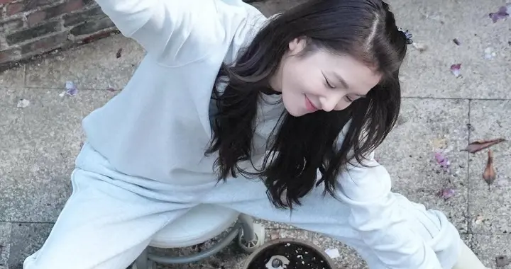 李云霄分享种郁金香花美照，一身白色休闲穿搭，人比花娇！