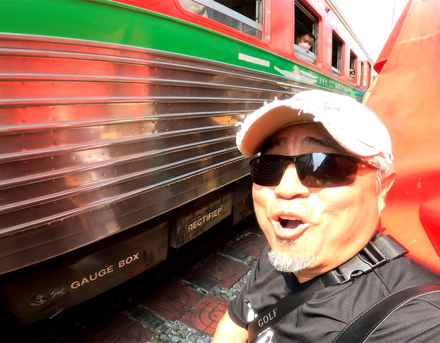 火车|泰国曼谷有一个市场，曾被誉为世界上最危险的市场，我必须去看看
