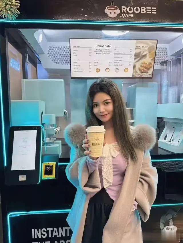 COFE+第5代升级版咖啡机器人亮相美国湾区洛杉矶